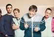 Derek, Ricky Gervais’in yaratıcılığını, senaristliğini ve yönetmenliğini üstlendiği, başrolünde de yer aldığı İngiliz yapımı bir komedi-drama dizisidir. İlk kez 2012 yılında Channel 4 ekranlarında izleyiciyle buluşan yapım, alışılmış komedi kalıplarının dışına çıkarak mizah ile hüznü aynı hikâyede buluşturur. Bir huzurevinde çalışan Derek Noakes adlı sıra dışı bir adamın çevresindeki insanlarla kurduğu ilişkileri merkezine alan dizi; iyilik, yalnızlık, yaşlılık, dostluk, dışlanmışlık, merhamet ve insan onuru gibi konuları sade ama etkili bir anlatımla ele alır.