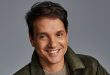 1980'li yılların gençlik sinemasına damga vuran isimlerden biri olan Ralph Macchio, özellikle Karate Kid serisinde canlandırdığı Daniel LaRusso karakteriyle dünya çapında tanınan Amerikalı oyuncudur. Genç yaşta başladığı oyunculuk kariyerinde televizyon dizilerinden sinema filmlerine kadar birçok farklı projede yer alan Macchio, doğal oyunculuğu, samimi ekran enerjisi ve unutulmaz karakterleriyle Hollywood'un sevilen isimleri arasında yer almayı başarmıştır.