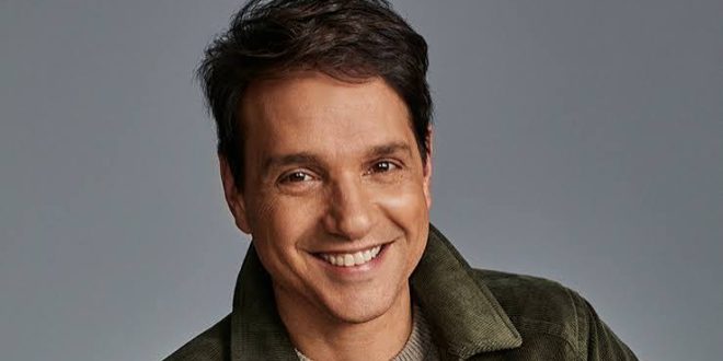 1980'li yılların gençlik sinemasına damga vuran isimlerden biri olan Ralph Macchio, özellikle Karate Kid serisinde canlandırdığı Daniel LaRusso karakteriyle dünya çapında tanınan Amerikalı oyuncudur. Genç yaşta başladığı oyunculuk kariyerinde televizyon dizilerinden sinema filmlerine kadar birçok farklı projede yer alan Macchio, doğal oyunculuğu, samimi ekran enerjisi ve unutulmaz karakterleriyle Hollywood'un sevilen isimleri arasında yer almayı başarmıştır.