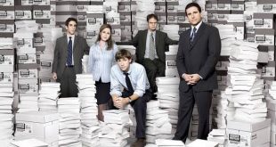 İngiliz televizyon tarihinin en etkili komedi dizileri arasında gösterilen The Office, sıradan bir ofis ortamını olağanüstü bir mizah deneyimine dönüştüren, televizyon komedisinin anlatım biçimini değiştiren yapımlardan biridir. Ricky Gervais ve Stephen Merchant tarafından yaratılan dizi, ilk kez 9 Temmuz 2001'de BBC Two'da izleyiciyle buluştu. Başrollerden birini de üstlenen Gervais, dizinin unutulmaz karakteri David Brent'i canlandırdı.