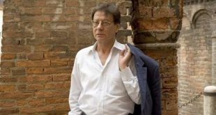 Mahmud Derviş, modern Arap şiirinin en etkili isimlerinden biri olarak kabul edilen Filistinli şair ve yazardır. Şiirlerinde Filistin'in yaşadığı tarihsel kırılmaları, sürgünü, toprak kaybını, kimlik arayışını ve özgürlük özlemini işlerken, bir yandan da aşk, ölüm, yalnızlık, hafıza ve insanın varoluş sorunları gibi evrensel konulara yönelmiştir.