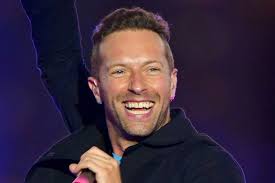 Dünya müzik sahnesinde hem sesi hem de besteciliğiyle kendine özgü bir yer edinen Chris Martin, özellikle Coldplay grubunun solisti olarak tanınan İngiliz müzisyendir. Ancak Martin'in hikâyesi yalnızca bir rock grubunun vokalistliğinden ibaret değildir. Piyano ve gitar başta olmak üzere farklı enstrümanlarla ilgilenen, şarkı yazarlığı yapan ve çok sayıda sanatçıyla ortak projelerde bulunan Martin, yaklaşık otuz yıla yaklaşan kariyerinde alternatif rock ile pop müziğin kesişim noktalarından birinde kendine kalıcı bir alan oluşturmuştur.