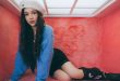 K-pop dünyasının küresel ölçekte yükselen genç yıldızları arasında yer alan Danielle, farklı kültürleri bir araya getiren geçmişi, dikkat çekici vokal rengi ve sahnedeki enerjik duruşuyla tanınan bir sanatçıdır. Gerçek adı Danielle June Marsh, Korece adı ise Mo Ji-hye olan şarkıcı, Avustralya'da doğmasına rağmen kariyerinin önemli bölümünü Güney Kore'de şekillendirdi.