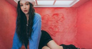 K-pop dünyasının küresel ölçekte yükselen genç yıldızları arasında yer alan Danielle, farklı kültürleri bir araya getiren geçmişi, dikkat çekici vokal rengi ve sahnedeki enerjik duruşuyla tanınan bir sanatçıdır. Gerçek adı Danielle June Marsh, Korece adı ise Mo Ji-hye olan şarkıcı, Avustralya'da doğmasına rağmen kariyerinin önemli bölümünü Güney Kore'de şekillendirdi.