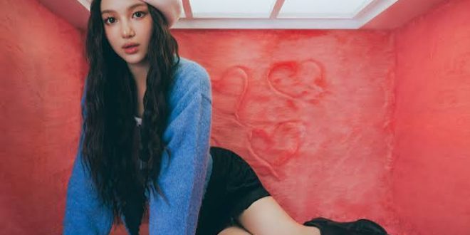 K-pop dünyasının küresel ölçekte yükselen genç yıldızları arasında yer alan Danielle, farklı kültürleri bir araya getiren geçmişi, dikkat çekici vokal rengi ve sahnedeki enerjik duruşuyla tanınan bir sanatçıdır. Gerçek adı Danielle June Marsh, Korece adı ise Mo Ji-hye olan şarkıcı, Avustralya'da doğmasına rağmen kariyerinin önemli bölümünü Güney Kore'de şekillendirdi.