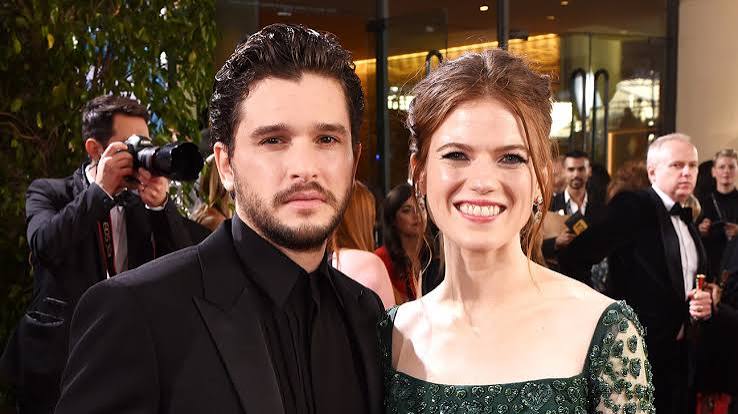 İskoç oyuncu Rose Leslie, televizyon ve sinema dünyasında güçlü kadın karakterlere hayat veren başarılı isimlerden biridir. Özellikle HBO'nun dünya çapında büyük ses getiren fantastik dizisi Game of Thrones'ta canlandırdığı Ygritte rolüyle uluslararası şöhrete ulaşan Leslie, kariyeri boyunca dönem dizileri, korku filmleri, fantastik yapımlar ve dram projelerinde sergilediği başarılı performanslarla dikkat çekmiştir.