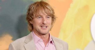 Hollywood'un en sevilen oyuncularından biri olan Owen Wilson, kendine özgü oyunculuk tarzı, doğal mizah anlayışı ve unutulmaz ses tonuyla sinema dünyasında farklı bir yere sahiptir. Komedi filmlerindeki başarılı performansları kadar dram yapımlarındaki etkileyici oyunculuğuyla da dikkat çeken Wilson, aynı zamanda başarılı bir senarist ve yapımcıdır. Özellikle Wes Anderson ile gerçekleştirdiği yaratıcı iş birlikleri, kariyerinin en önemli dönüm noktalarından biri olarak kabul edilmektedir.