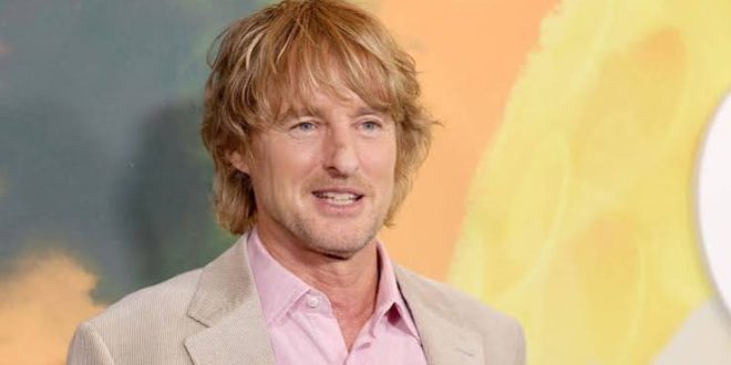 Hollywood'un en sevilen oyuncularından biri olan Owen Wilson, kendine özgü oyunculuk tarzı, doğal mizah anlayışı ve unutulmaz ses tonuyla sinema dünyasında farklı bir yere sahiptir. Komedi filmlerindeki başarılı performansları kadar dram yapımlarındaki etkileyici oyunculuğuyla da dikkat çeken Wilson, aynı zamanda başarılı bir senarist ve yapımcıdır. Özellikle Wes Anderson ile gerçekleştirdiği yaratıcı iş birlikleri, kariyerinin en önemli dönüm noktalarından biri olarak kabul edilmektedir.