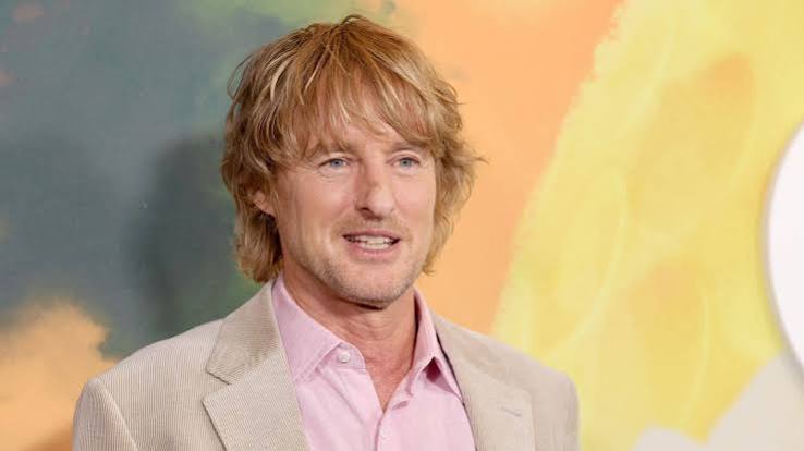 Hollywood'un en sevilen oyuncularından biri olan Owen Wilson, kendine özgü oyunculuk tarzı, doğal mizah anlayışı ve unutulmaz ses tonuyla sinema dünyasında farklı bir yere sahiptir. Komedi filmlerindeki başarılı performansları kadar dram yapımlarındaki etkileyici oyunculuğuyla da dikkat çeken Wilson, aynı zamanda başarılı bir senarist ve yapımcıdır. Özellikle Wes Anderson ile gerçekleştirdiği yaratıcı iş birlikleri, kariyerinin en önemli dönüm noktalarından biri olarak kabul edilmektedir.