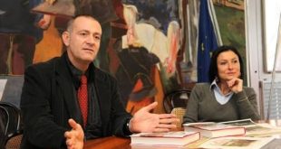 Andrea Aromatico, İtalyan yazar, gazeteci, araştırmacı ve tarih yorumcusudur. Özellikle Orta Çağ tarihi, Rönesans dönemi, ezoterizm, simya, gizemli tarikatlar, Avrupa kültür tarihi ve dinler tarihi üzerine kaleme aldığı eserlerle tanınmaktadır.