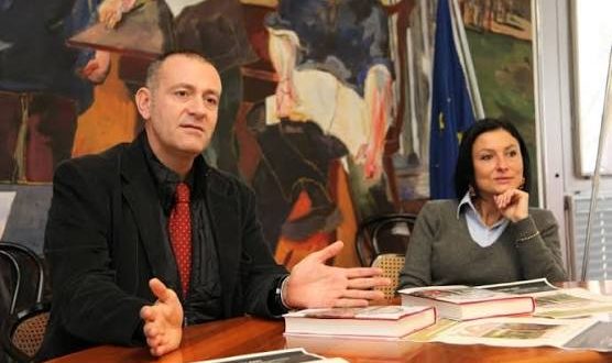 Andrea Aromatico, İtalyan yazar, gazeteci, araştırmacı ve tarih yorumcusudur. Özellikle Orta Çağ tarihi, Rönesans dönemi, ezoterizm, simya, gizemli tarikatlar, Avrupa kültür tarihi ve dinler tarihi üzerine kaleme aldığı eserlerle tanınmaktadır.