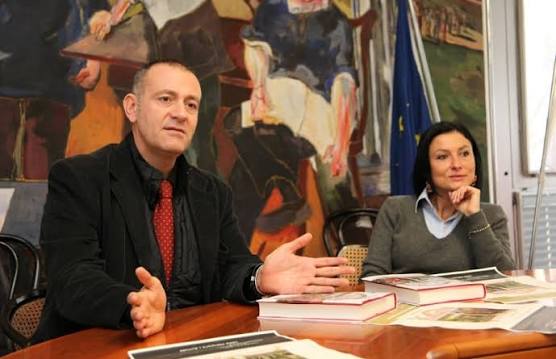 Andrea Aromatico, İtalyan yazar, gazeteci, araştırmacı ve tarih yorumcusudur. Özellikle Orta Çağ tarihi, Rönesans dönemi, ezoterizm, simya, gizemli tarikatlar, Avrupa kültür tarihi ve dinler tarihi üzerine kaleme aldığı eserlerle tanınmaktadır.