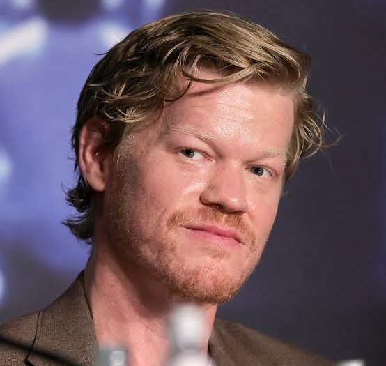 Son yıllarda Hollywood'un en saygın karakter oyuncuları arasında gösterilen Jesse Plemons, doğal oyunculuğu, karakterlerine kattığı psikolojik derinlik ve birbirinden farklı rollerde sergilediği başarılı performanslarla sinema ve televizyon dünyasının en dikkat çeken isimlerinden biri hâline gelmiştir.