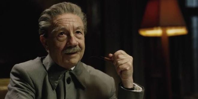 İngiliz tiyatro, sinema ve televizyon dünyasının saygın karakter oyuncularından biri olan Adrian McLoughlin, uzun yıllara yayılan kariyeri boyunca sahne sanatlarından uluslararası film projelerine kadar geniş bir yelpazede başarılı performanslar sergilemiştir. Özellikle tarihî karakterleri canlandırmadaki başarısı, güçlü tiyatro geçmişi ve doğal oyunculuk anlayışıyla tanınan McLoughlin, hem klasik tiyatro eserlerinde hem de modern televizyon dizilerinde önemli roller üstlenmiştir.