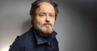 İngiliz tiyatro, televizyon ve sinema dünyasında uzun yıllardır başarılı performanslarıyla tanınan Kenneth Collard, güçlü karakter oyunculuğu ve çok yönlü sanat anlayışıyla dikkat çeken isimlerden biridir. Kariyeri boyunca Shakespeare oyunlarından çağdaş tiyatro eserlerine, televizyon dizilerinden uluslararası sinema yapımlarına kadar geniş bir yelpazede rol alan Collard, özellikle karakterlerine kattığı derinlik ve doğal oyunculuk tarzıyla eleştirmenlerden olumlu yorumlar almıştır.