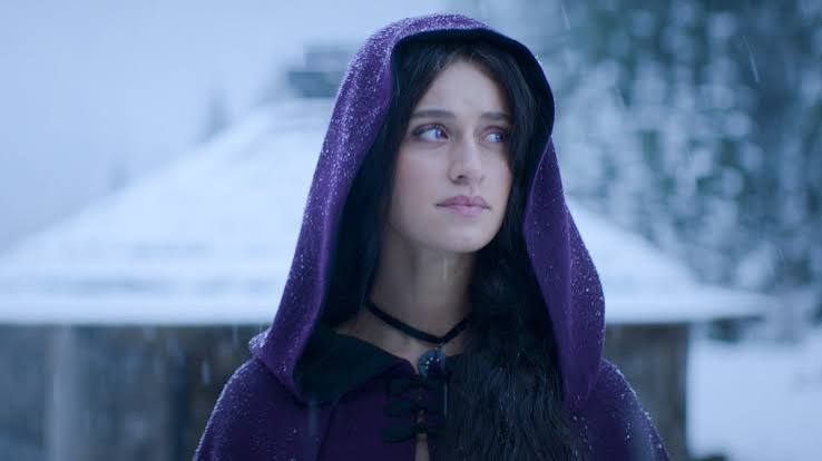 Son yıllarda fantastik yapımların yükselişiyle birlikte dünya çapında tanınırlık kazanan genç oyuncular arasında yer alan Anya Chalotra, özellikle The Witcher dizisinde canlandırdığı Yennefer of Vengerberg karakteriyle uluslararası bir yıldız haline gelmiştir. Güçlü oyunculuğu, etkileyici ekran karizması ve klasik tiyatro eğitimiyle dikkat çeken İngiliz oyuncu, kısa sürede televizyon dünyasının en gelecek vadeden isimlerinden biri olarak gösterilmeye başlanmıştır.