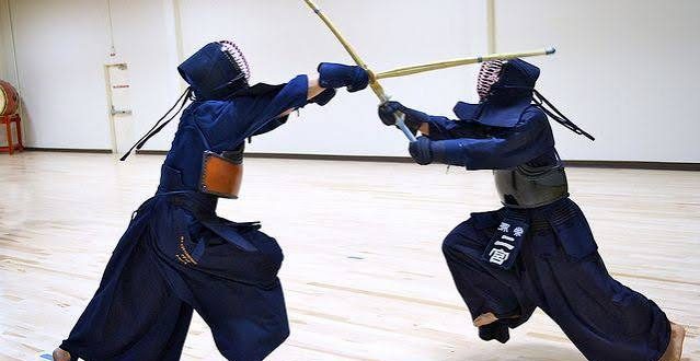 Kendo, Japonya'nın en köklü savaş sanatlarından biri olan samuray kılıç geleneğinin modern dünyaya uyarlanmış hâlidir. Fiziksel mücadele kadar zihinsel disiplini, ahlaki gelişimi ve karakter eğitimini de ön plana çıkaran bu spor, günümüzde dünyanın birçok ülkesinde milyonlarca kişi tarafından uygulanmaktadır. Japonca "Ken" (kılıç) ve "Do" (yol) kelimelerinin birleşiminden oluşan Kendo, "Kılıcın Yolu" anlamına gelir ve yalnızca rakibi yenmeyi değil, bireyin kendisini geliştirmesini amaçlayan kapsamlı bir eğitim sistemidir.