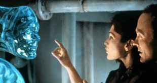 Bilim kurgu sineması denildiğinde akla ilk gelen isimlerden biri olan James Cameron, kariyeri boyunca teknoloji, insan psikolojisi ve görsel yenilikleri ustalıkla harmanlayan yapımlara imza attı. 1989 yapımı The Abyss, yönetmenin filmografisinde belki de en çok gölgede kalan ancak sinema tarihindeki etkisi tartışılmaz eserlerinden biridir. Türkiye'de sinemalarda özgün adıyla gösterilen, DVD sürümlerinde ise Derinlik Sarhoşluğu adıyla yayımlanan film, okyanusun bilinmeyen derinliklerini uzayın sonsuz boşluğu kadar gizemli bir keşif alanına dönüştürüyor.
