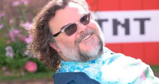 Hollywood'un en enerjik ve en sevilen isimlerinden biri olan Jack Black, oyunculuk, komedi, müzik ve seslendirme alanlarındaki başarılarıyla dünya çapında tanınan çok yönlü bir sanatçıdır. Kendine özgü mizah anlayışı, yüksek enerjili oyunculuğu ve müziğe olan tutkusu sayesinde hem sinema dünyasında hem de rock müzik sahnesinde önemli bir kariyer inşa etmiştir.