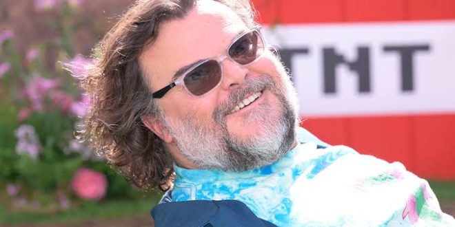 Hollywood'un en enerjik ve en sevilen isimlerinden biri olan Jack Black, oyunculuk, komedi, müzik ve seslendirme alanlarındaki başarılarıyla dünya çapında tanınan çok yönlü bir sanatçıdır. Kendine özgü mizah anlayışı, yüksek enerjili oyunculuğu ve müziğe olan tutkusu sayesinde hem sinema dünyasında hem de rock müzik sahnesinde önemli bir kariyer inşa etmiştir.