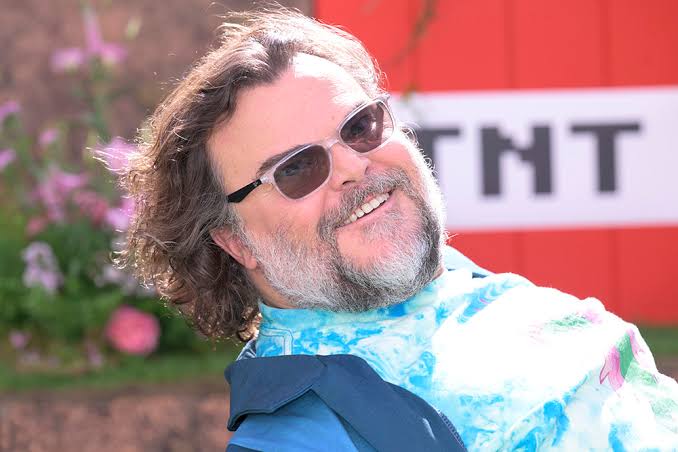 Hollywood'un en enerjik ve en sevilen isimlerinden biri olan Jack Black, oyunculuk, komedi, müzik ve seslendirme alanlarındaki başarılarıyla dünya çapında tanınan çok yönlü bir sanatçıdır. Kendine özgü mizah anlayışı, yüksek enerjili oyunculuğu ve müziğe olan tutkusu sayesinde hem sinema dünyasında hem de rock müzik sahnesinde önemli bir kariyer inşa etmiştir.