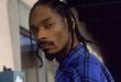 Rap müzik denildiğinde dünya çapında akla gelen en tanınmış isimlerden biri Snoop Dogg'dur. Gerçek adı Calvin Cordozar Broadus Jr. olan Amerikalı sanatçı; rapçi, söz yazarı, oyuncu, televizyon kişiliği ve girişimci olarak uzun yıllardır eğlence sektörünün içinde yer alıyor. Kendine özgü ses tonu, sakin rap tekniği ve Batı Yakası hip hop kültürüyle özdeşleşen tarzı sayesinde 1990'lı yıllarda yakaladığı şöhreti sonraki kuşaklara da taşımayı başardı.