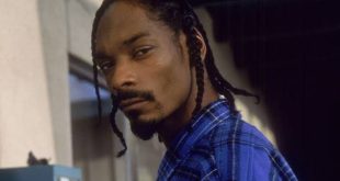 Rap müzik denildiğinde dünya çapında akla gelen en tanınmış isimlerden biri Snoop Dogg'dur. Gerçek adı Calvin Cordozar Broadus Jr. olan Amerikalı sanatçı; rapçi, söz yazarı, oyuncu, televizyon kişiliği ve girişimci olarak uzun yıllardır eğlence sektörünün içinde yer alıyor. Kendine özgü ses tonu, sakin rap tekniği ve Batı Yakası hip hop kültürüyle özdeşleşen tarzı sayesinde 1990'lı yıllarda yakaladığı şöhreti sonraki kuşaklara da taşımayı başardı.