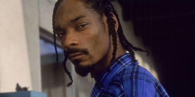 Rap müzik denildiğinde dünya çapında akla gelen en tanınmış isimlerden biri Snoop Dogg'dur. Gerçek adı Calvin Cordozar Broadus Jr. olan Amerikalı sanatçı; rapçi, söz yazarı, oyuncu, televizyon kişiliği ve girişimci olarak uzun yıllardır eğlence sektörünün içinde yer alıyor. Kendine özgü ses tonu, sakin rap tekniği ve Batı Yakası hip hop kültürüyle özdeşleşen tarzı sayesinde 1990'lı yıllarda yakaladığı şöhreti sonraki kuşaklara da taşımayı başardı.