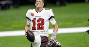 Amerikan futbolu denildiğinde akla gelen ilk isimlerden biri hiç kuşkusuz Tom Brady'dir. Yaklaşık çeyrek asır süren profesyonel kariyeri boyunca kırdığı sayısız rekor, kazandığı şampiyonluklar ve gösterdiği istikrarlı performans sayesinde yalnızca NFL tarihine değil, dünya spor tarihine de adını altın harflerle yazdırmıştır.