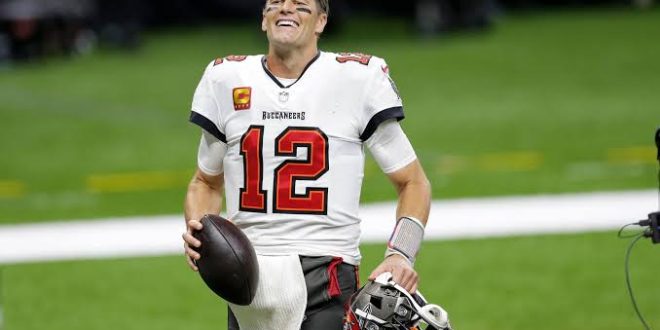 Amerikan futbolu denildiğinde akla gelen ilk isimlerden biri hiç kuşkusuz Tom Brady'dir. Yaklaşık çeyrek asır süren profesyonel kariyeri boyunca kırdığı sayısız rekor, kazandığı şampiyonluklar ve gösterdiği istikrarlı performans sayesinde yalnızca NFL tarihine değil, dünya spor tarihine de adını altın harflerle yazdırmıştır.