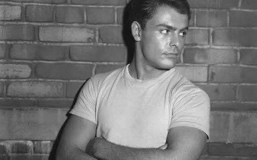Hollywood'un en üretken ve en saygın karakter oyuncularından biri olan John Saxon, yaklaşık yetmiş yıla yayılan kariyeri boyunca aksiyon, western, korku, polisiye, bilim kurgu ve dövüş sanatları filmlerinde unutulmaz performanslar sergilemiştir.
