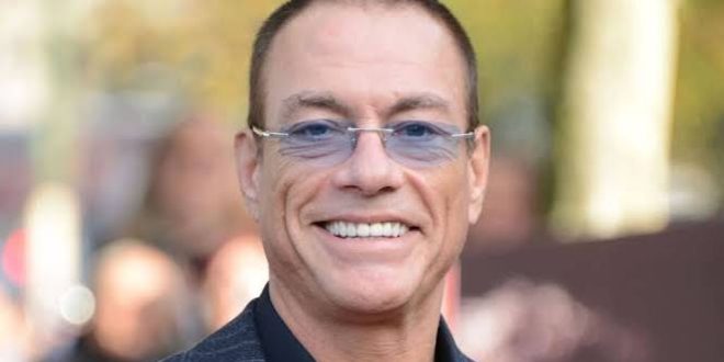 Aksiyon sinemasının 1980'li ve 1990'lı yıllardaki en önemli yıldızlarından biri olan Jean-Claude Van Damme, dövüş sanatlarındaki üstün yeteneğini beyaz perdeye taşıyarak dünya çapında ün kazanmış Belçikalı oyuncu, dövüş sanatçısı, yapımcı, senarist ve koreograftır. Esnekliği, yüksek tekmeleri, atletik yapısı ve etkileyici dövüş koreografileri sayesinde "Brüksel Kasları" (Muscles from Brussels) lakabıyla anılan Van Damme, özellikle aksiyon filmlerine getirdiği fiziksel performansla sinema tarihinde kendine özel bir yer edinmiştir.