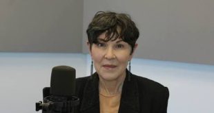 Mary Jo Bang, çağdaş Amerikan şiirinin en özgün ve yenilikçi isimlerinden biri olarak kabul edilen şair, çevirmen, editör ve akademisyendir. Deneysel anlatımı, güçlü imgeleri, kültürel göndermeleri ve felsefi derinliğiyle tanınan Bang, kırk yılı aşkın edebiyat kariyeri boyunca yayımladığı şiir kitapları, çevirileri ve akademik çalışmalarıyla uluslararası saygınlık kazanmıştır.