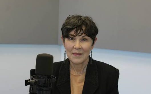 Mary Jo Bang, çağdaş Amerikan şiirinin en özgün ve yenilikçi isimlerinden biri olarak kabul edilen şair, çevirmen, editör ve akademisyendir. Deneysel anlatımı, güçlü imgeleri, kültürel göndermeleri ve felsefi derinliğiyle tanınan Bang, kırk yılı aşkın edebiyat kariyeri boyunca yayımladığı şiir kitapları, çevirileri ve akademik çalışmalarıyla uluslararası saygınlık kazanmıştır.