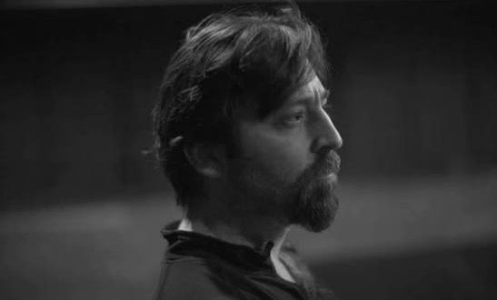 Bilim ile sanatı aynı potada eritmeyi başaran isimler her zaman dikkat çekmiştir. Ari Handel, hem nörobilim alanındaki akademik çalışmaları hem de Hollywood'daki senarist ve yapımcı kimliğiyle bu çok yönlü kişiliklerin en dikkat çekici örneklerinden biridir. Bilimsel araştırmalardan sinema dünyasına uzanan kariyeri boyunca özellikle yönetmen Darren Aronofsky ile gerçekleştirdiği yaratıcı iş birlikleri sayesinde uluslararası tanınırlık kazanan Handel, modern sinemanın düşünsel yönünü güçlendiren senaristler arasında gösterilmektedir