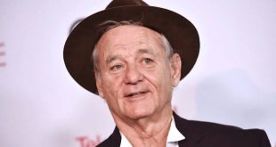 Amerikan sinemasının en özgün ve sevilen oyuncularından biri olan Bill Murray, kendine has mizah anlayışı, doğaçlama yeteneği ve unutulmaz karakter performanslarıyla onlarca yıldır sinema dünyasının en saygın isimleri arasında yer almaktadır. Komedi filmlerindeki başarısıyla tanınmasına rağmen dramatik rollerde de büyük takdir toplayan Murray, Ghostbusters, Groundhog Day, Lost in Translation, Rushmore, The Royal Tenenbaums ve Broken Flowers gibi yapımlarla sinema tarihine damga vurmuştur.