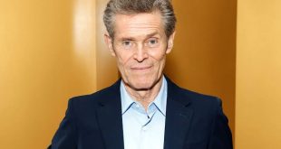 Dünya sinemasının en saygın karakter oyuncularından biri olarak kabul edilen Willem Dafoe, etkileyici mimikleri, güçlü sahne hâkimiyeti ve sıra dışı karakter yorumlarıyla onlarca yıldır sinema dünyasının en üretken isimlerinden biri olmayı sürdürmektedir.