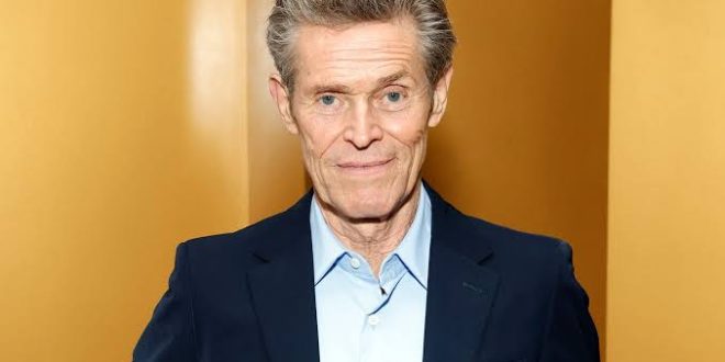 Dünya sinemasının en saygın karakter oyuncularından biri olarak kabul edilen Willem Dafoe, etkileyici mimikleri, güçlü sahne hâkimiyeti ve sıra dışı karakter yorumlarıyla onlarca yıldır sinema dünyasının en üretken isimlerinden biri olmayı sürdürmektedir.