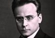 Anton Webern, kısa ancak yoğun anlatımıyla müzik tarihine yön veren isimler arasında yer alır. Avusturyalı besteci, özellikle İkinci Viyana Okulu'nun önde gelen temsilcilerinden biri olarak, Arnold Schoenberg ve Alban Berg ile birlikte modern müziğin gelişiminde belirleyici bir rol üstlenmiştir.