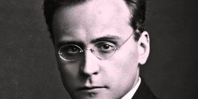 Anton Webern, kısa ancak yoğun anlatımıyla müzik tarihine yön veren isimler arasında yer alır. Avusturyalı besteci, özellikle İkinci Viyana Okulu'nun önde gelen temsilcilerinden biri olarak, Arnold Schoenberg ve Alban Berg ile birlikte modern müziğin gelişiminde belirleyici bir rol üstlenmiştir.