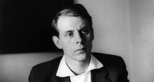 Karlheinz Stockhausen, elektronik müzik, seri kompozisyon ve uzamsal ses tasarımı alanındaki öncü çalışmalarıyla müzik tarihine damga vurmuştur. Alman besteci, yalnızca çağdaş klasik müziğin sınırlarını genişletmekle kalmamış, aynı zamanda elektronik ses teknolojilerinin sanatsal kullanımına yönelik geliştirdiği fikirlerle popüler müzikten sinema müziklerine kadar pek çok alanı etkilemiştir.