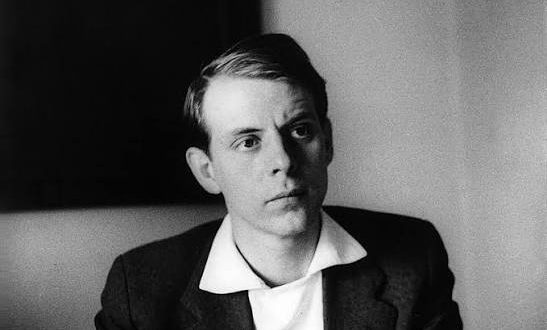 Karlheinz Stockhausen, elektronik müzik, seri kompozisyon ve uzamsal ses tasarımı alanındaki öncü çalışmalarıyla müzik tarihine damga vurmuştur. Alman besteci, yalnızca çağdaş klasik müziğin sınırlarını genişletmekle kalmamış, aynı zamanda elektronik ses teknolojilerinin sanatsal kullanımına yönelik geliştirdiği fikirlerle popüler müzikten sinema müziklerine kadar pek çok alanı etkilemiştir.