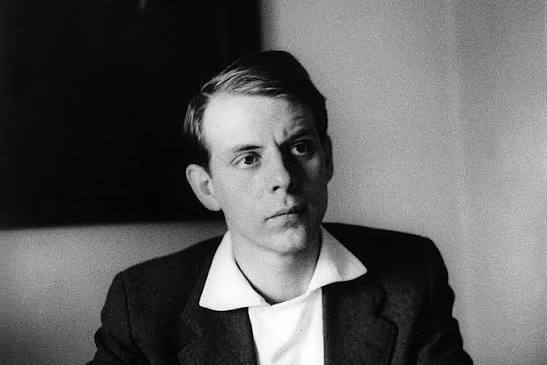 Karlheinz Stockhausen, elektronik müzik, seri kompozisyon ve uzamsal ses tasarımı alanındaki öncü çalışmalarıyla müzik tarihine damga vurmuştur. Alman besteci, yalnızca çağdaş klasik müziğin sınırlarını genişletmekle kalmamış, aynı zamanda elektronik ses teknolojilerinin sanatsal kullanımına yönelik geliştirdiği fikirlerle popüler müzikten sinema müziklerine kadar pek çok alanı etkilemiştir.