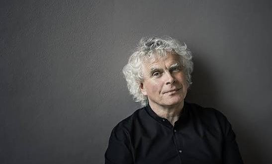 Sir Simon Rattle, yenilikçi yorumları, geniş repertuvarı ve müzik eğitimine verdiği önemle uluslararası alanda büyük saygı kazanmıştır. Özellikle City of Birmingham Symphony Orchestra, Berlin Filarmoni Orkestrası ve London Symphony Orchestra ile gerçekleştirdiği başarılı çalışmalar sayesinde 20. yüzyılın sonu ile 21. yüzyılın en etkili şefleri arasında gösterilmektedir.