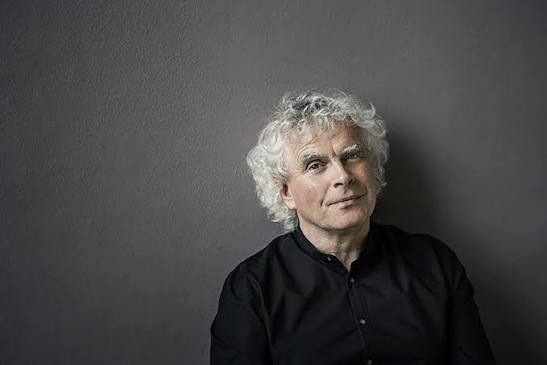Sir Simon Rattle, yenilikçi yorumları, geniş repertuvarı ve müzik eğitimine verdiği önemle uluslararası alanda büyük saygı kazanmıştır. Özellikle City of Birmingham Symphony Orchestra, Berlin Filarmoni Orkestrası ve London Symphony Orchestra ile gerçekleştirdiği başarılı çalışmalar sayesinde 20. yüzyılın sonu ile 21. yüzyılın en etkili şefleri arasında gösterilmektedir.