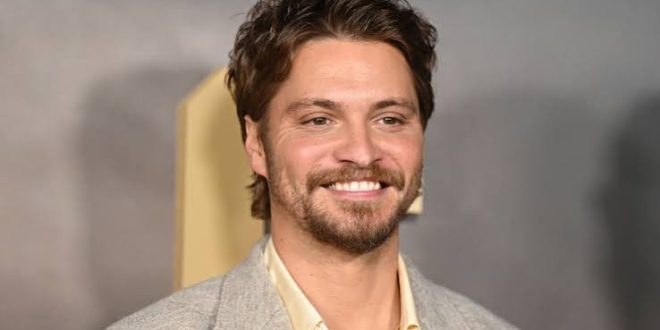 on yıllarda televizyon dünyasının en çok konuşulan oyuncularından biri olan Luke Grimes, başarılı oyunculuğu, doğal ekran karizması ve canlandırdığı unutulmaz karakterlerle Hollywood'un yükselen yıldızları arasında yer almaktadır. Özellikle büyük ilgi gören Yellowstone dizisinde hayat verdiği Kayce Dutton karakteri sayesinde dünya çapında tanınan Grimes, kariyeri boyunca dram, aksiyon, romantik ve biyografik yapımlarda sergilediği performanslarla da dikkat çekmiştir.