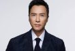 Hong Kong aksiyon sinemasının son otuz yılına damga vuran isimlerden biri olan Donnie Yen, yalnızca başarılı bir oyuncu değil; aynı zamanda dövüş sanatları ustası, aksiyon koreografı, yönetmen, yapımcı ve senarist olarak dünya sinemasında önemli bir yer edinmiştir. Geleneksel Çin dövüş sanatlarını modern aksiyon anlayışıyla birleştiren Yen, özellikle hızlı, gerçekçi ve teknik açıdan etkileyici dövüş koreografileriyle tanınmaktadır.