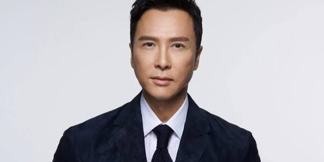 Hong Kong aksiyon sinemasının son otuz yılına damga vuran isimlerden biri olan Donnie Yen, yalnızca başarılı bir oyuncu değil; aynı zamanda dövüş sanatları ustası, aksiyon koreografı, yönetmen, yapımcı ve senarist olarak dünya sinemasında önemli bir yer edinmiştir. Geleneksel Çin dövüş sanatlarını modern aksiyon anlayışıyla birleştiren Yen, özellikle hızlı, gerçekçi ve teknik açıdan etkileyici dövüş koreografileriyle tanınmaktadır.