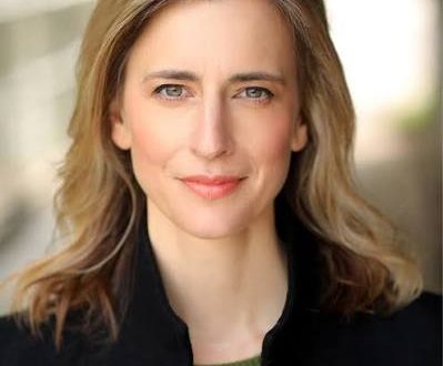 Amerikan televizyon ve sinema dünyasının yükselen isimlerinden biri olan Wallis Currie-Wood, zarif oyunculuğu, etkileyici ekran performansı ve canlandırdığı karakterlere kattığı duygusal derinlikle dikkat çeken genç oyuncular arasında yer almaktadır. Özellikle televizyon dizilerindeki başarılı performanslarıyla tanınan Currie-Wood, kariyerini tiyatro, televizyon ve sinema alanlarında istikrarlı bir şekilde geliştirmektedir.
