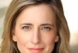 Amerikan televizyon ve sinema dünyasının yükselen isimlerinden biri olan Wallis Currie-Wood, zarif oyunculuğu, etkileyici ekran performansı ve canlandırdığı karakterlere kattığı duygusal derinlikle dikkat çeken genç oyuncular arasında yer almaktadır. Özellikle televizyon dizilerindeki başarılı performanslarıyla tanınan Currie-Wood, kariyerini tiyatro, televizyon ve sinema alanlarında istikrarlı bir şekilde geliştirmektedir.